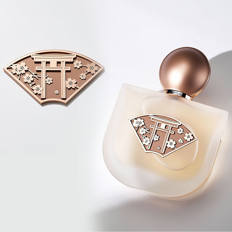 Individually customized aluminum label plates for perfumes, fan - shaped cherry blossom - designed, electroplated in gold, high - end brand logo signs